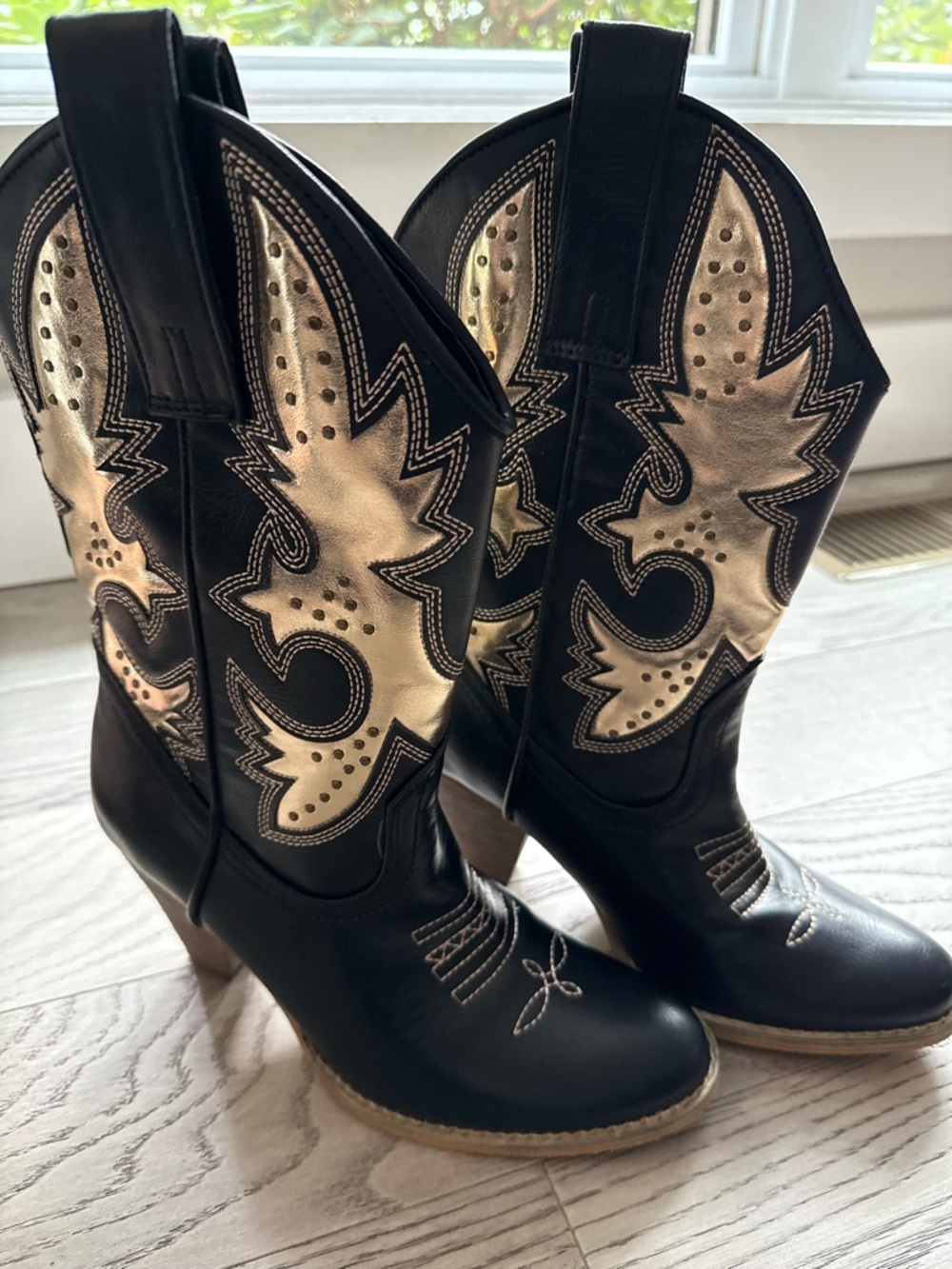 Black & Gold Western Cowgirl Boots - Women's Fashion Heel size 8